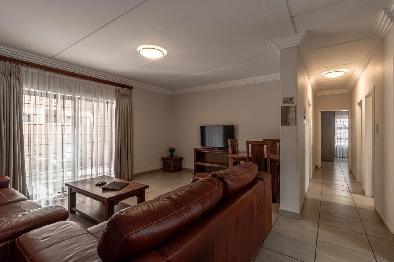 Camelot Guest House & Apartments Потчефструм Екстериор снимка