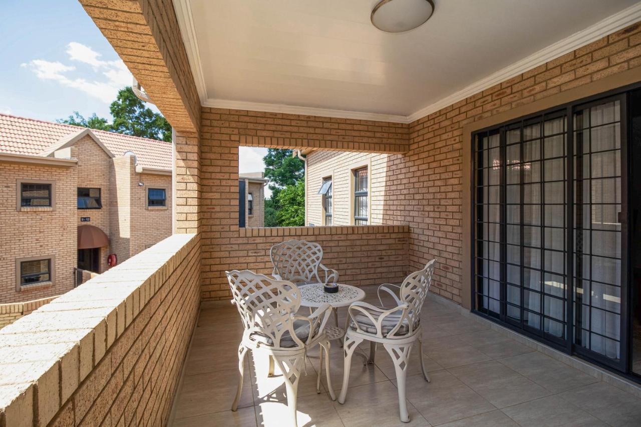 Camelot Guest House & Apartments Потчефструм Екстериор снимка