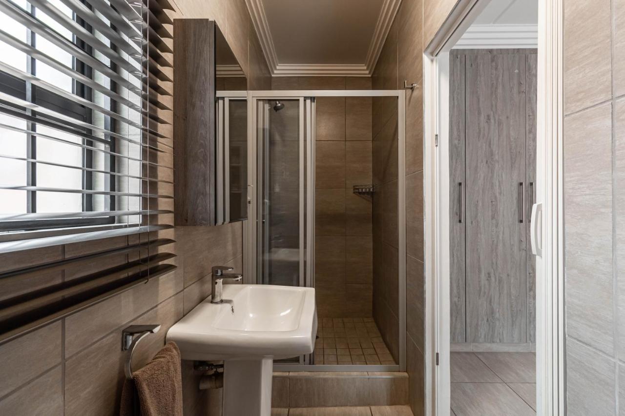 Camelot Guest House & Apartments Потчефструм Екстериор снимка