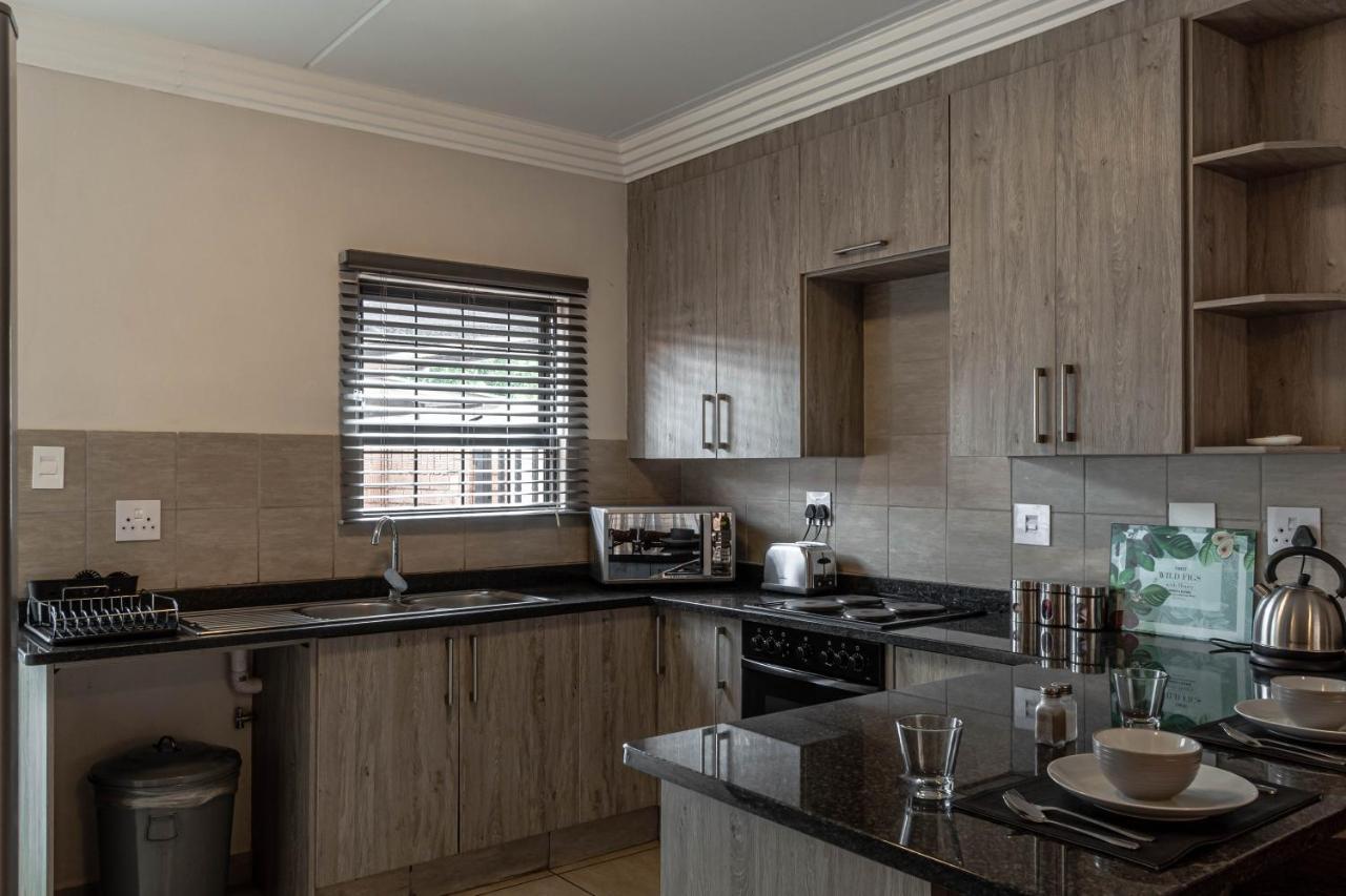 Camelot Guest House & Apartments Потчефструм Екстериор снимка