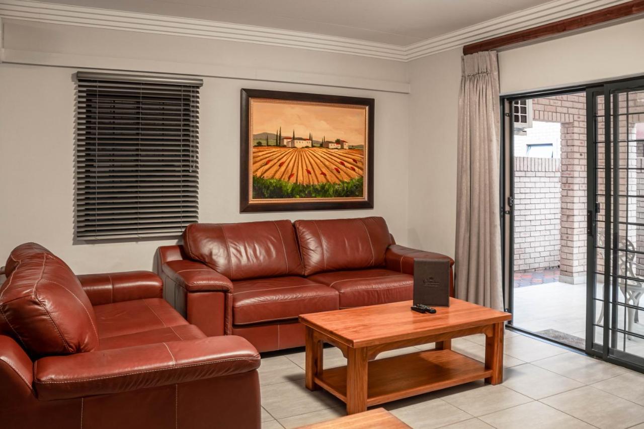 Camelot Guest House & Apartments Потчефструм Екстериор снимка