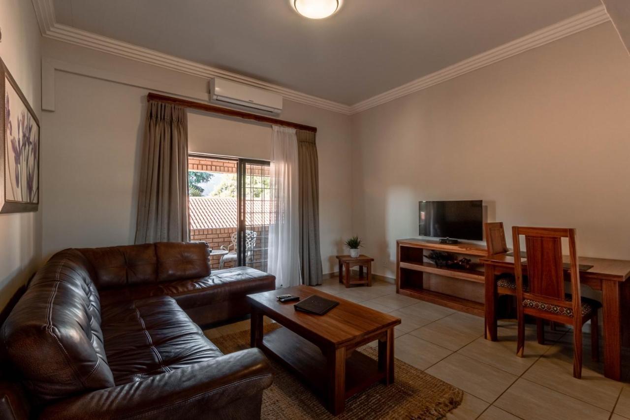 Camelot Guest House & Apartments Потчефструм Екстериор снимка