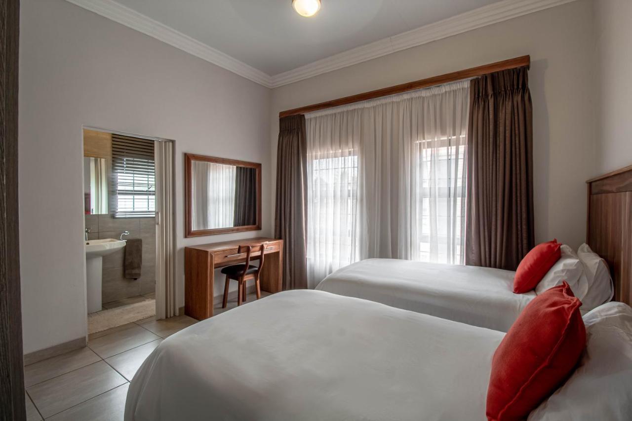 Camelot Guest House & Apartments Потчефструм Екстериор снимка