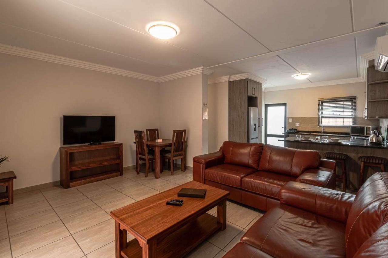 Camelot Guest House & Apartments Потчефструм Екстериор снимка