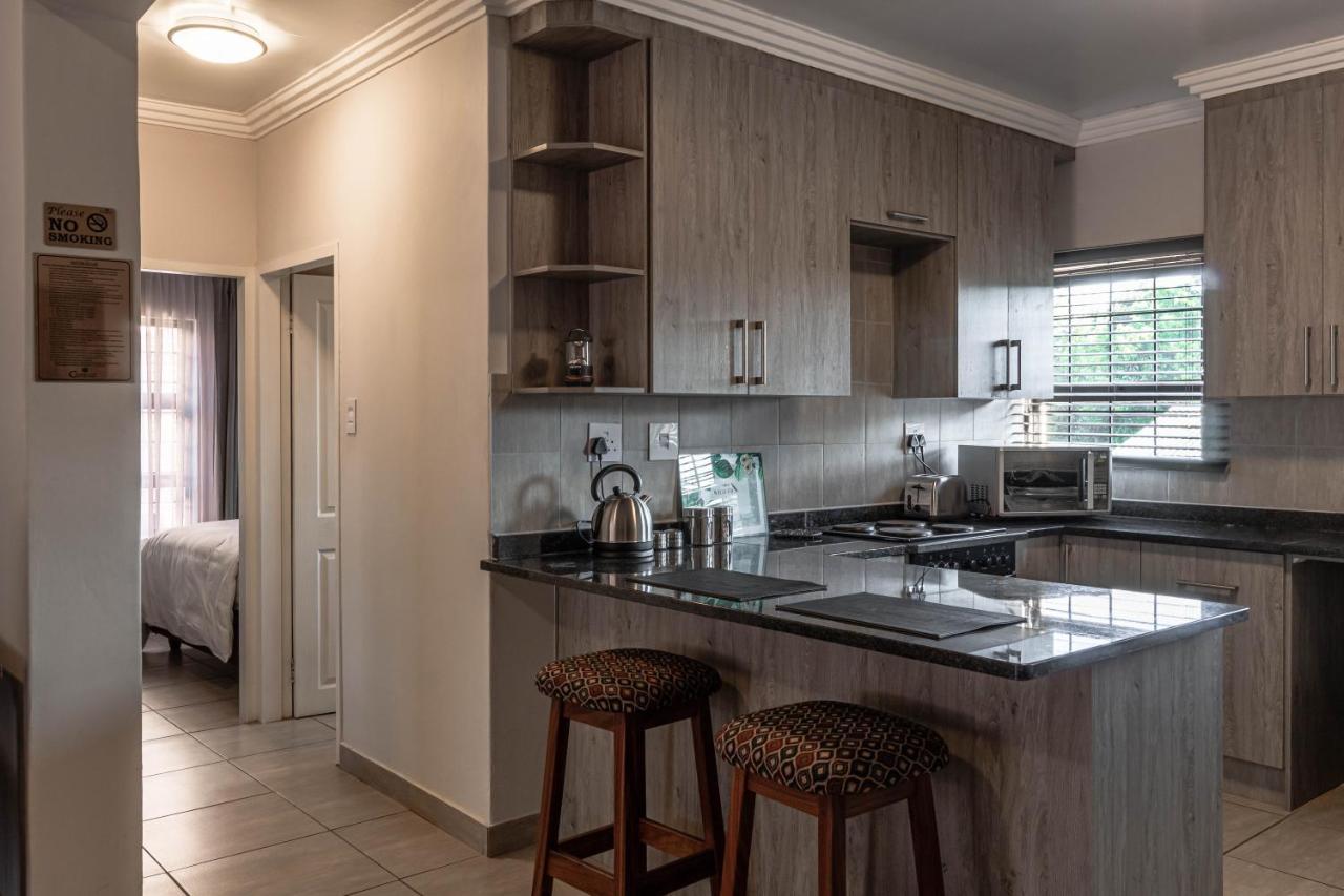 Camelot Guest House & Apartments Потчефструм Екстериор снимка