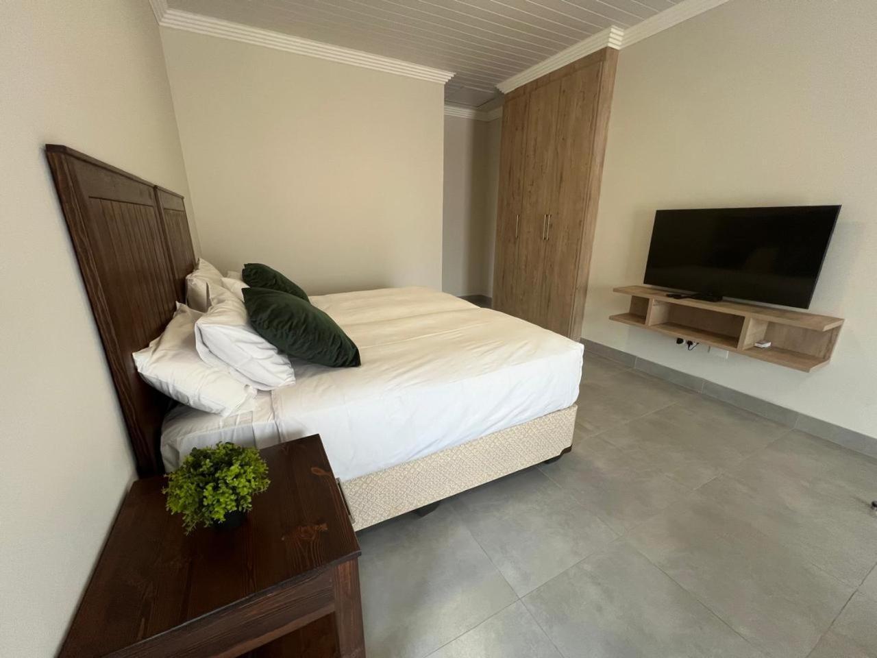 Camelot Guest House & Apartments Потчефструм Екстериор снимка