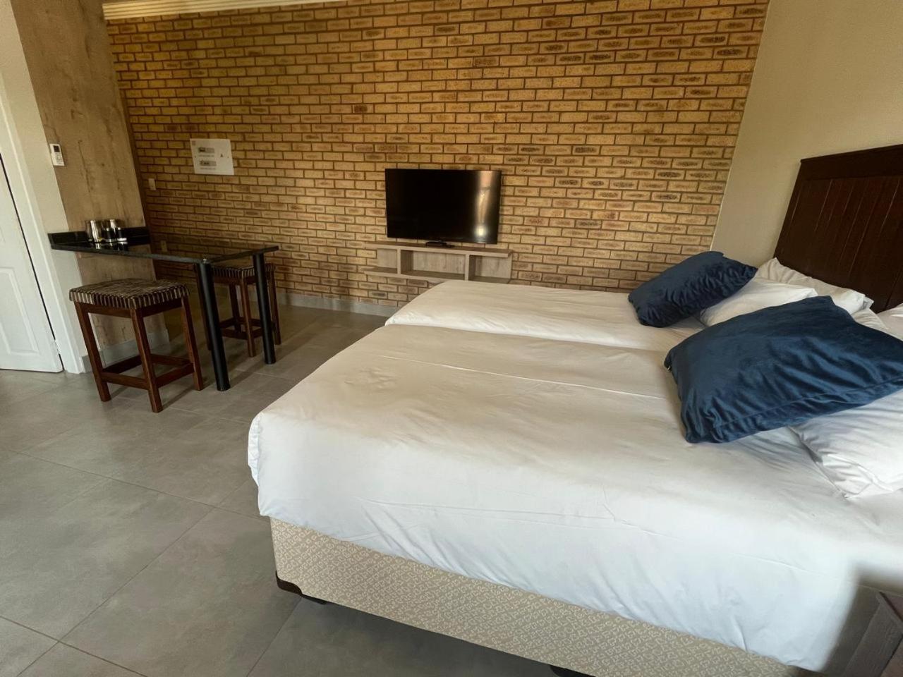 Camelot Guest House & Apartments Потчефструм Екстериор снимка