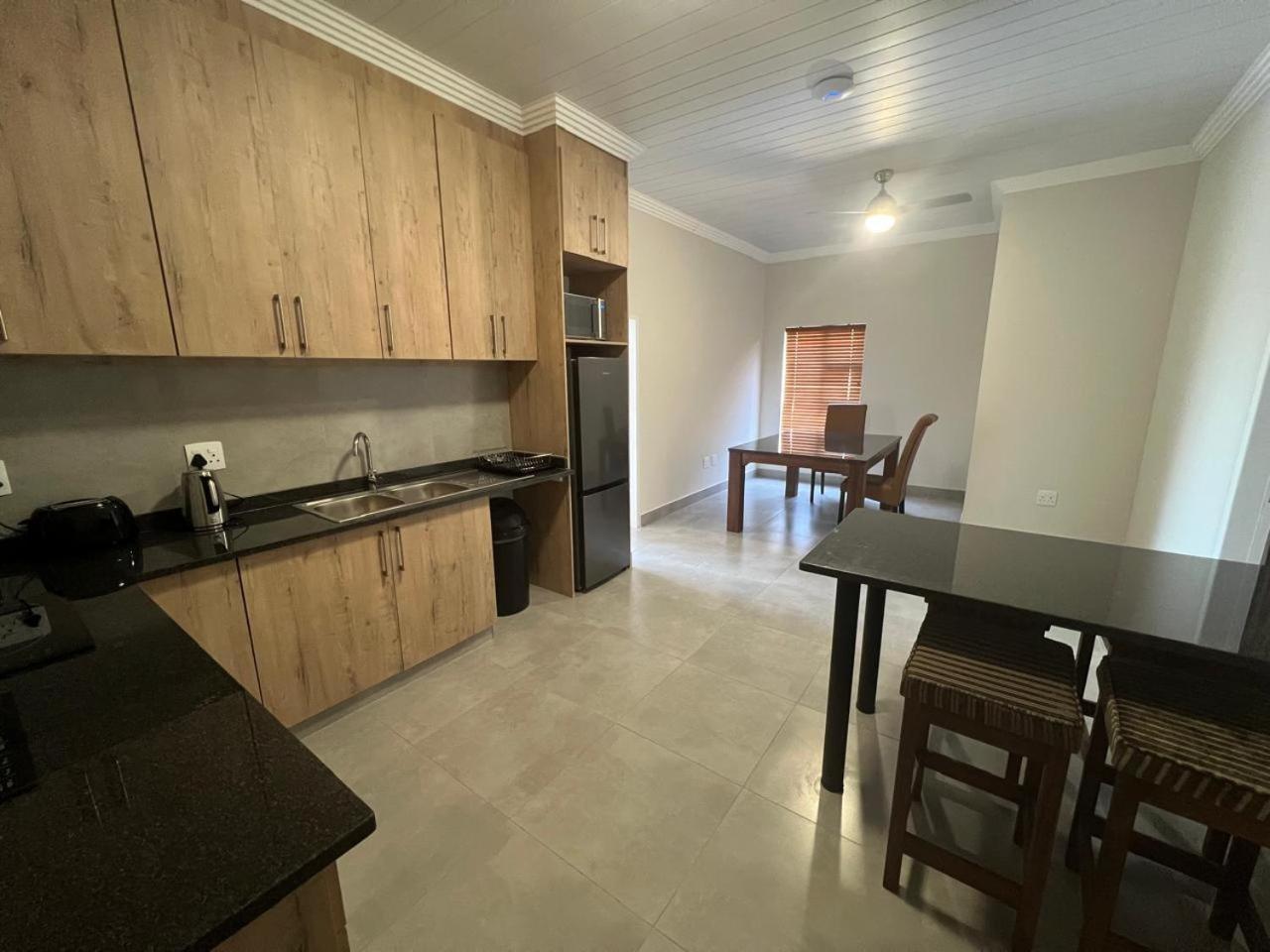 Camelot Guest House & Apartments Потчефструм Екстериор снимка