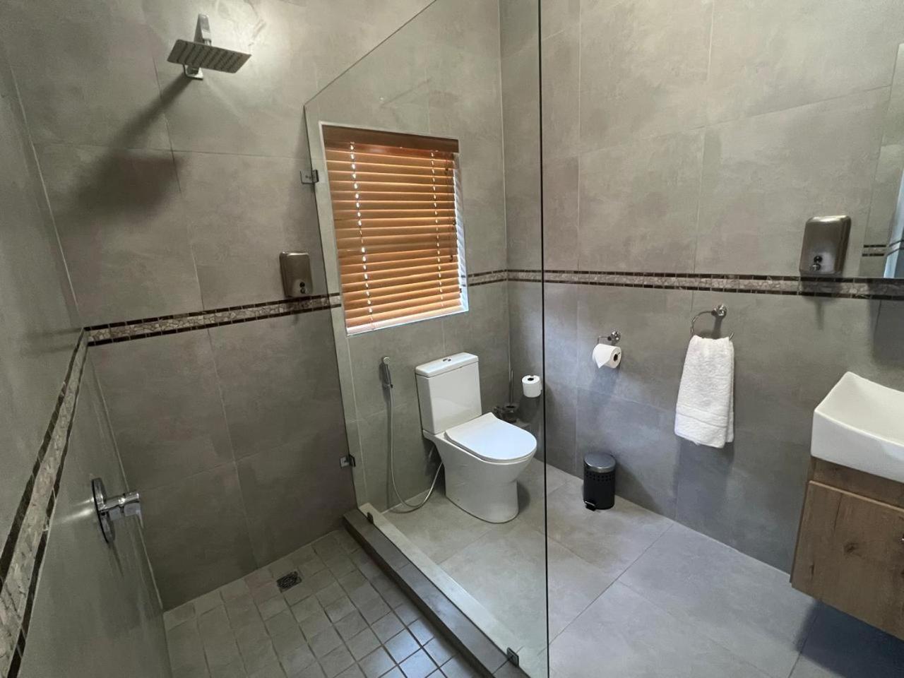 Camelot Guest House & Apartments Потчефструм Екстериор снимка