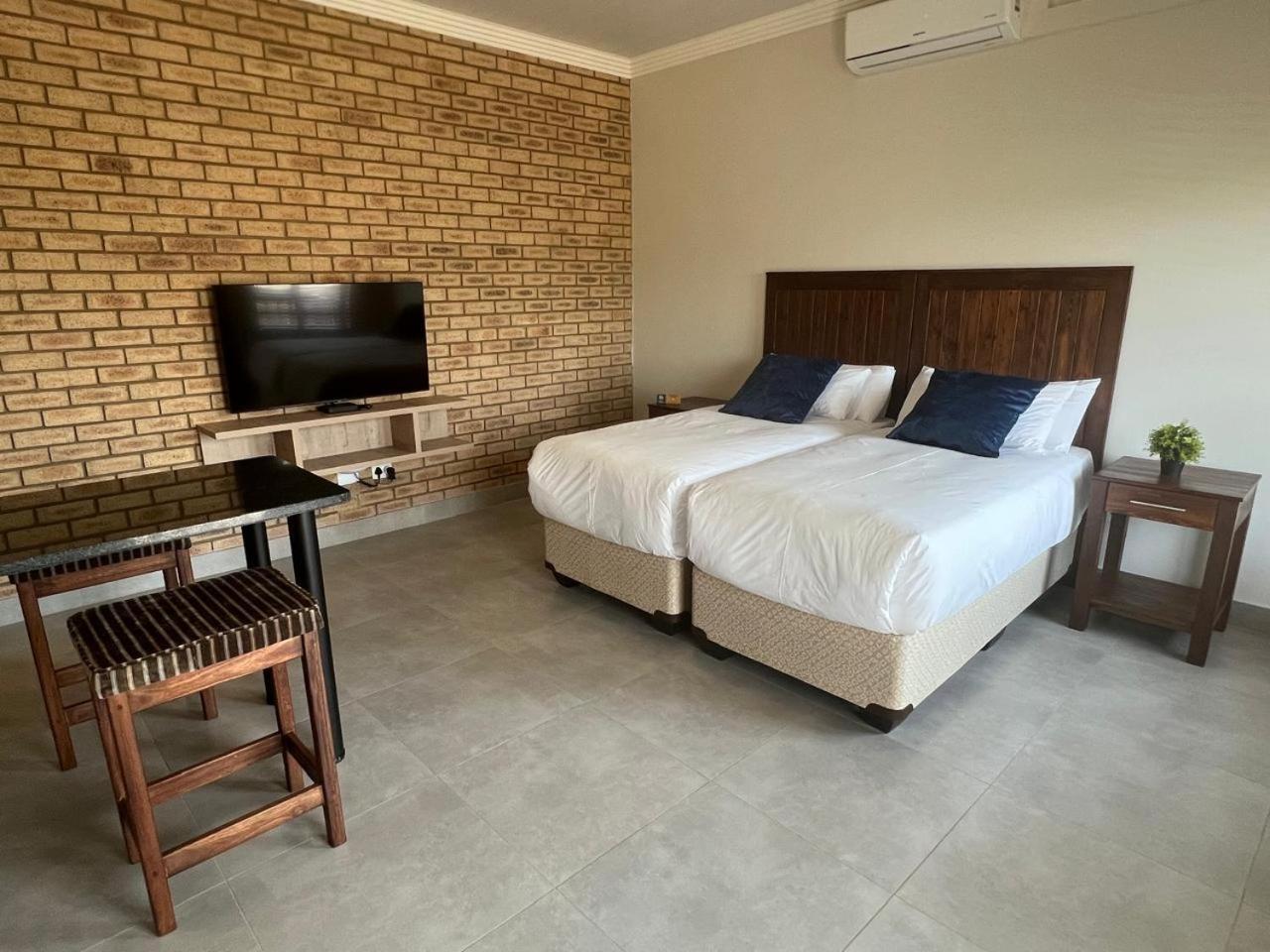 Camelot Guest House & Apartments Потчефструм Екстериор снимка