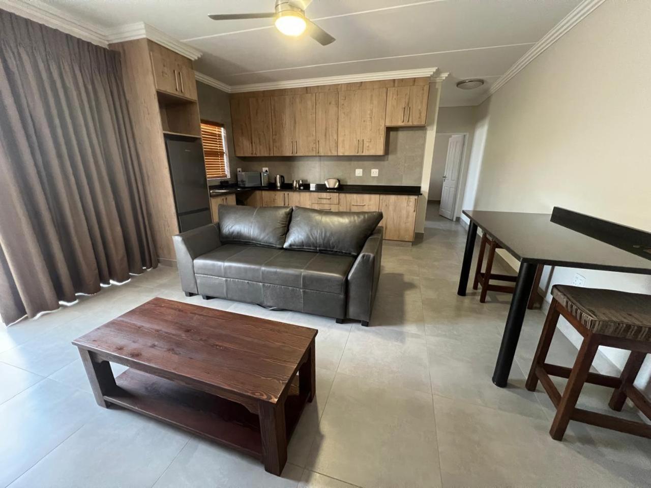Camelot Guest House & Apartments Потчефструм Екстериор снимка