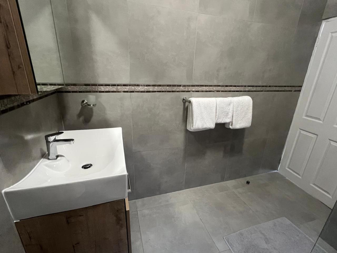 Camelot Guest House & Apartments Потчефструм Екстериор снимка